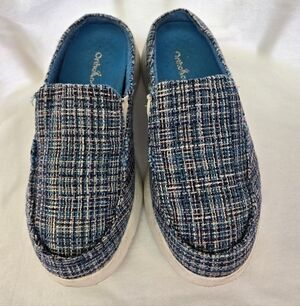 Elevate your comfort and style with these Orthocomfoot slip-on shoes. Size 6